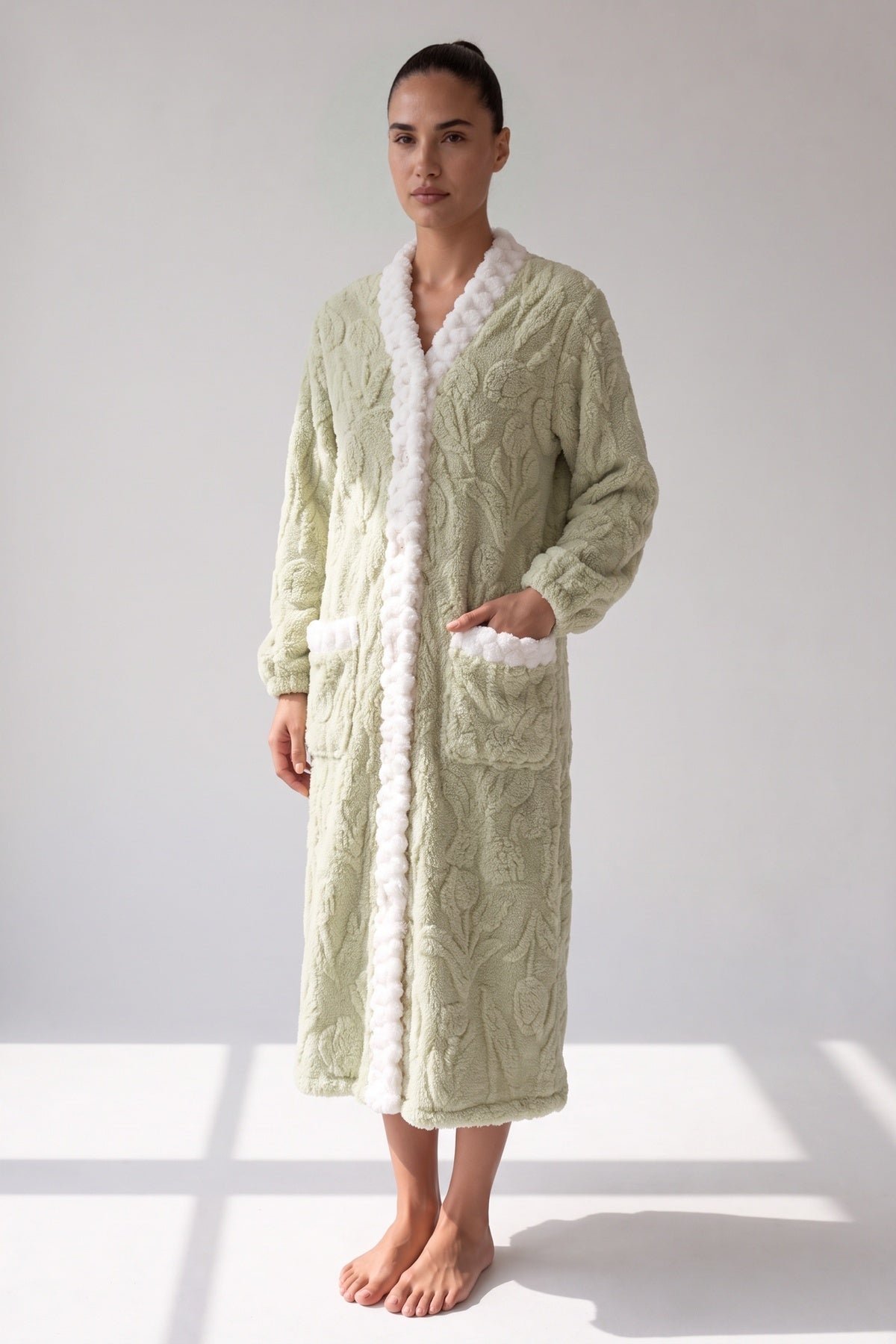 Saliegroen fleece nachthemd met witte pluche rand, gedragen, vooraanzicht