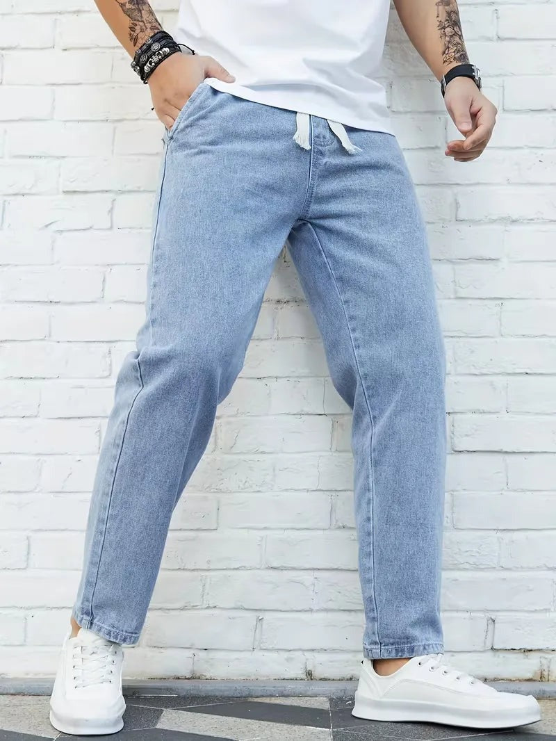 Joggerjeans voor heren in lichtblauw met trekkoord, gedragen, voorkant