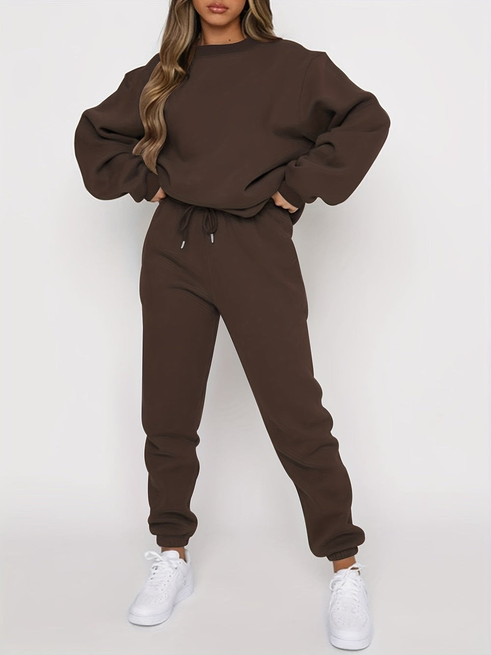 Oversized joggingpak in donkerbruin, vooraanzicht