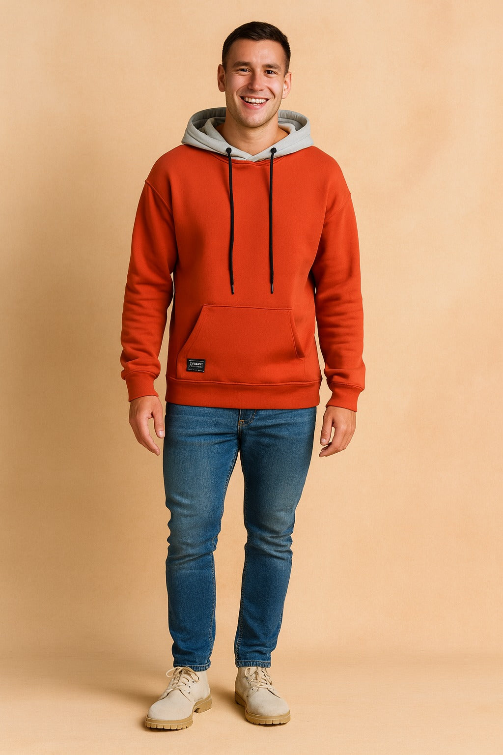 Hoodie met contrastcapuchon voor heren in oranje, gedragen, voorkant