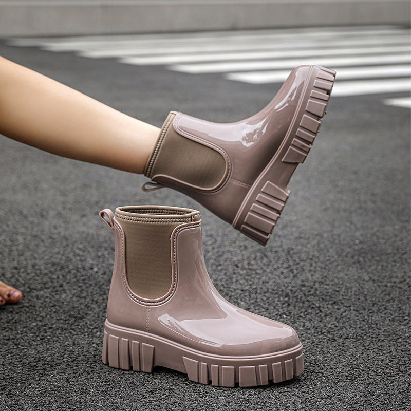 Glanzende Chelsea-regenlaarsjes in taupe, gedragen