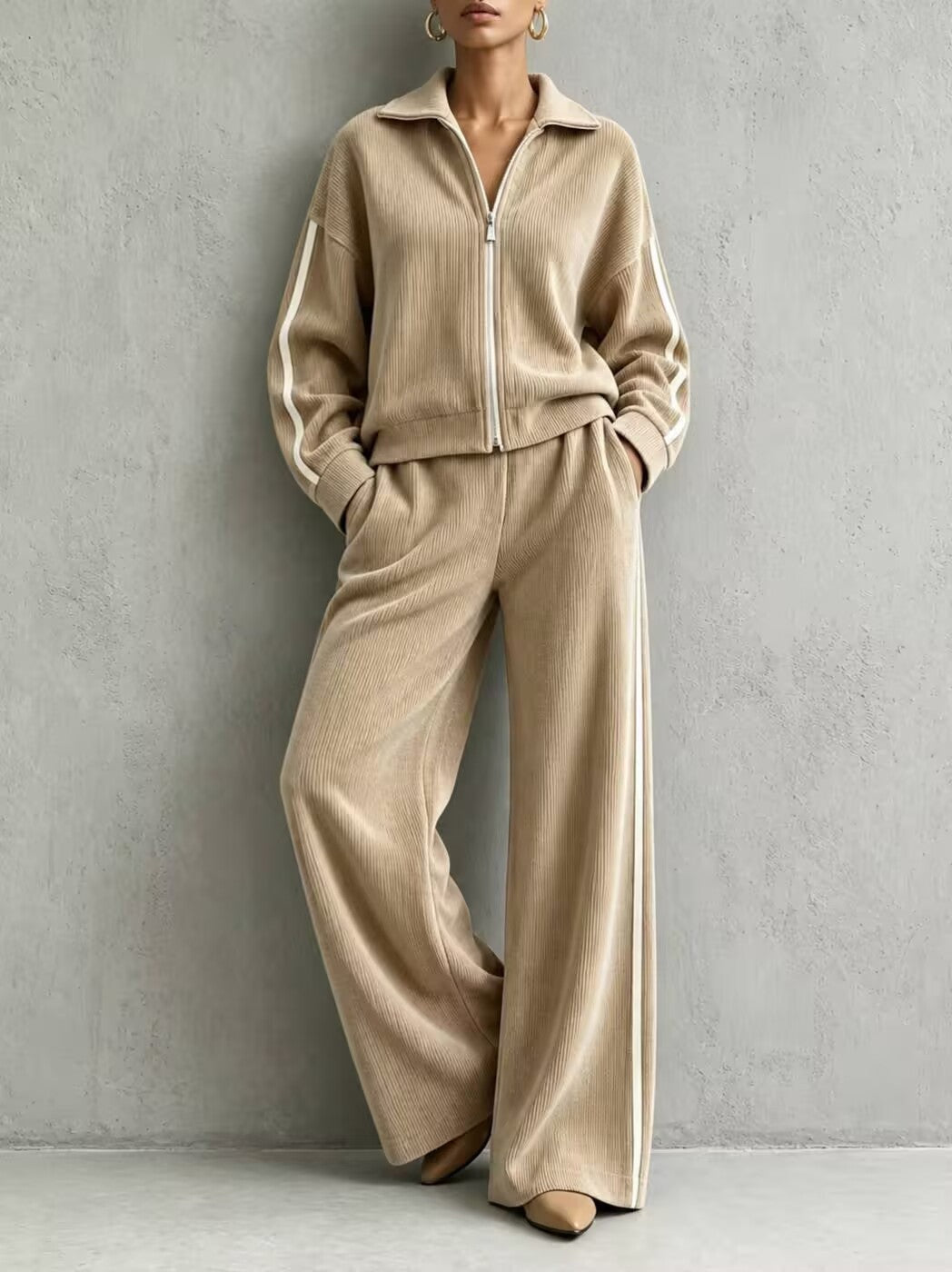 Geribd huispak in beige met ritsvest en wijde broek met zijstrepen, vooraanzicht, handen in de zakken