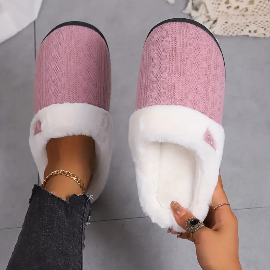 Roze gebreide pantoffels met nepbontkraag, gedragen