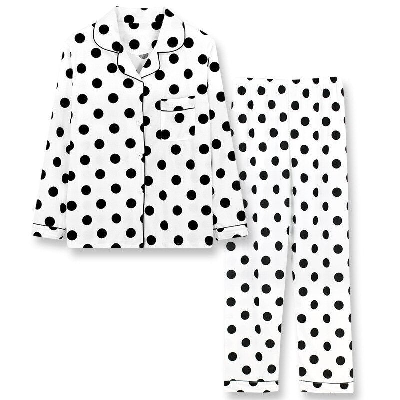 Pyjama met doorknoopshirt en lange broek, uitvoering wit gestipt, plat neergelegd