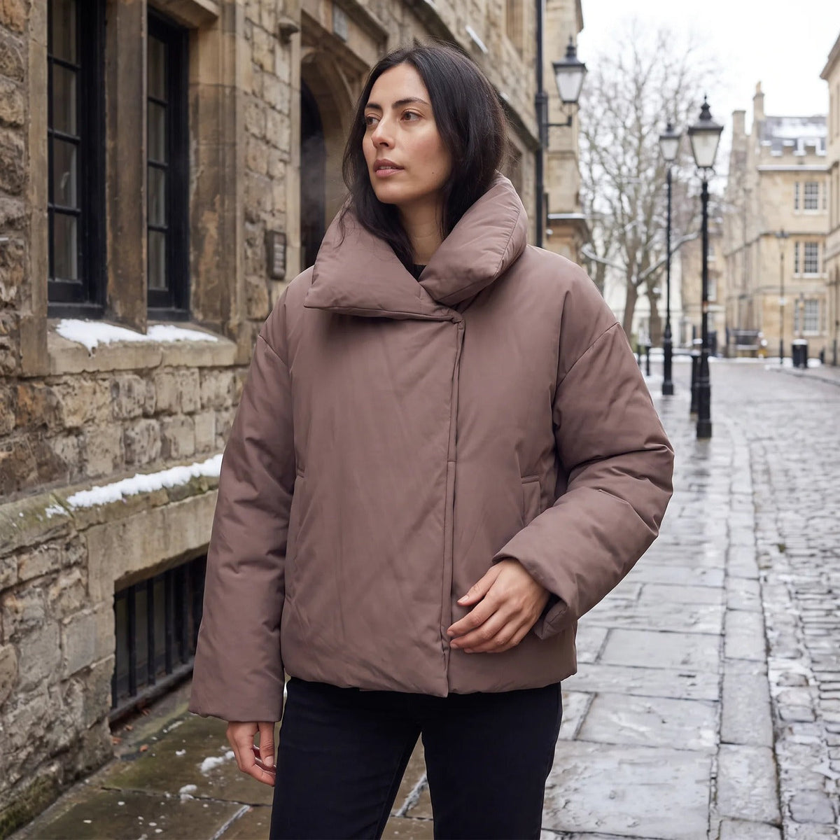 Korte oversized winterjas met brede kraag in kastanjebruin, gedragen op straat