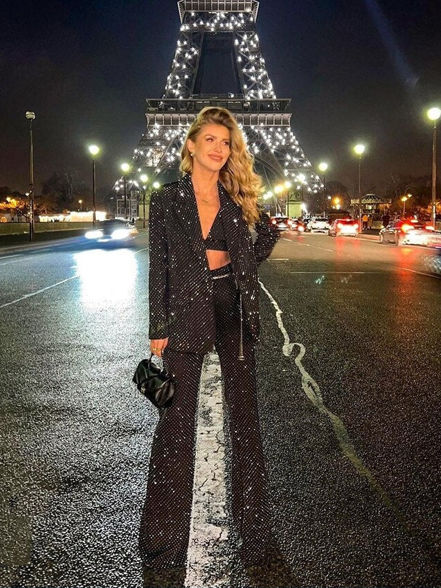Driedelig glitterbroekpak: blazer met strass, bralette en flared broek in zwart, gedragen tijdens een avondje uit