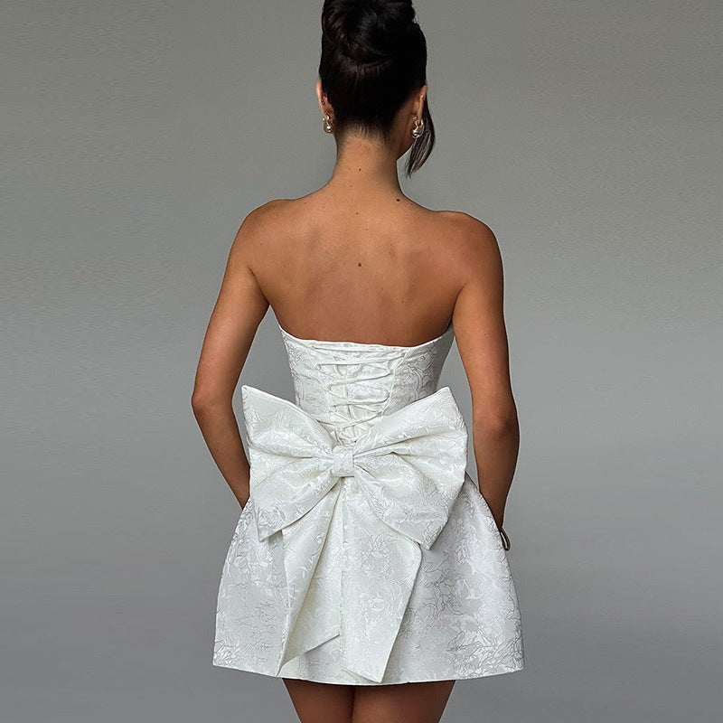 Strapless minijurk van jacquard met strik in wit, gedragen, achteraanzicht