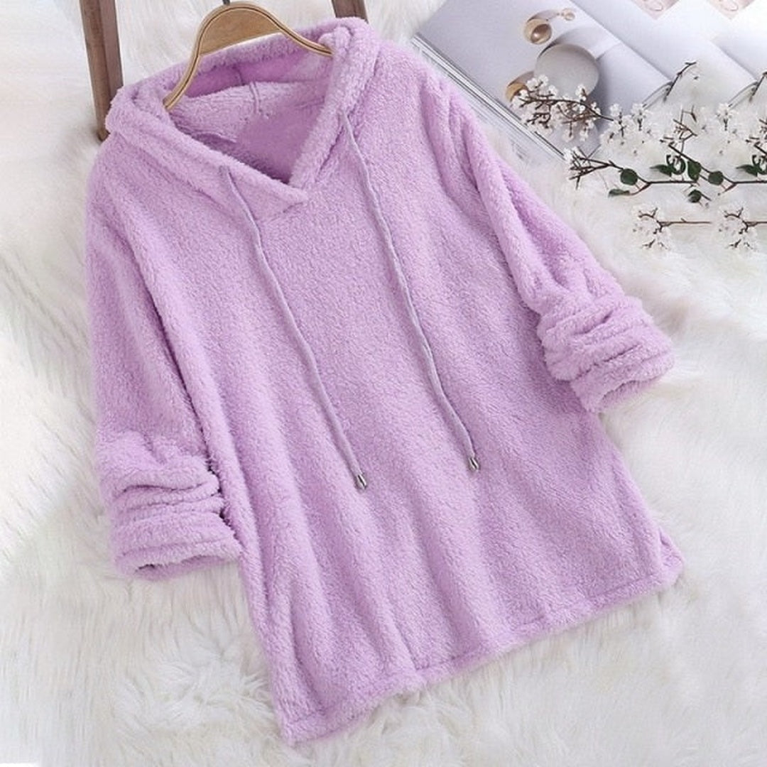 Lila hoodie van teddyfleece aan een kleerhanger, met V-hals en koorden | Boutique Moda