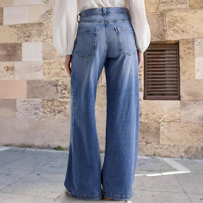 Vintage jeans voor dames in blauw met wijde pijpen, gedragen, achterkant