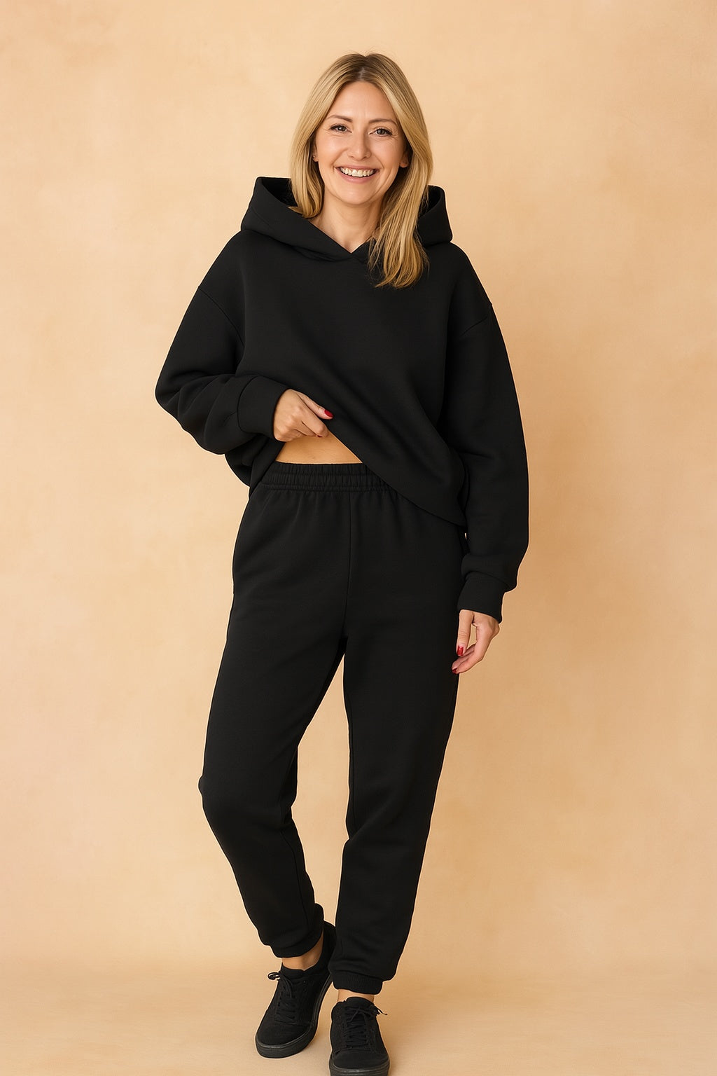 Zwart oversized joggingpak met hoodie en joggingbroek, gedragen, vooraanzicht