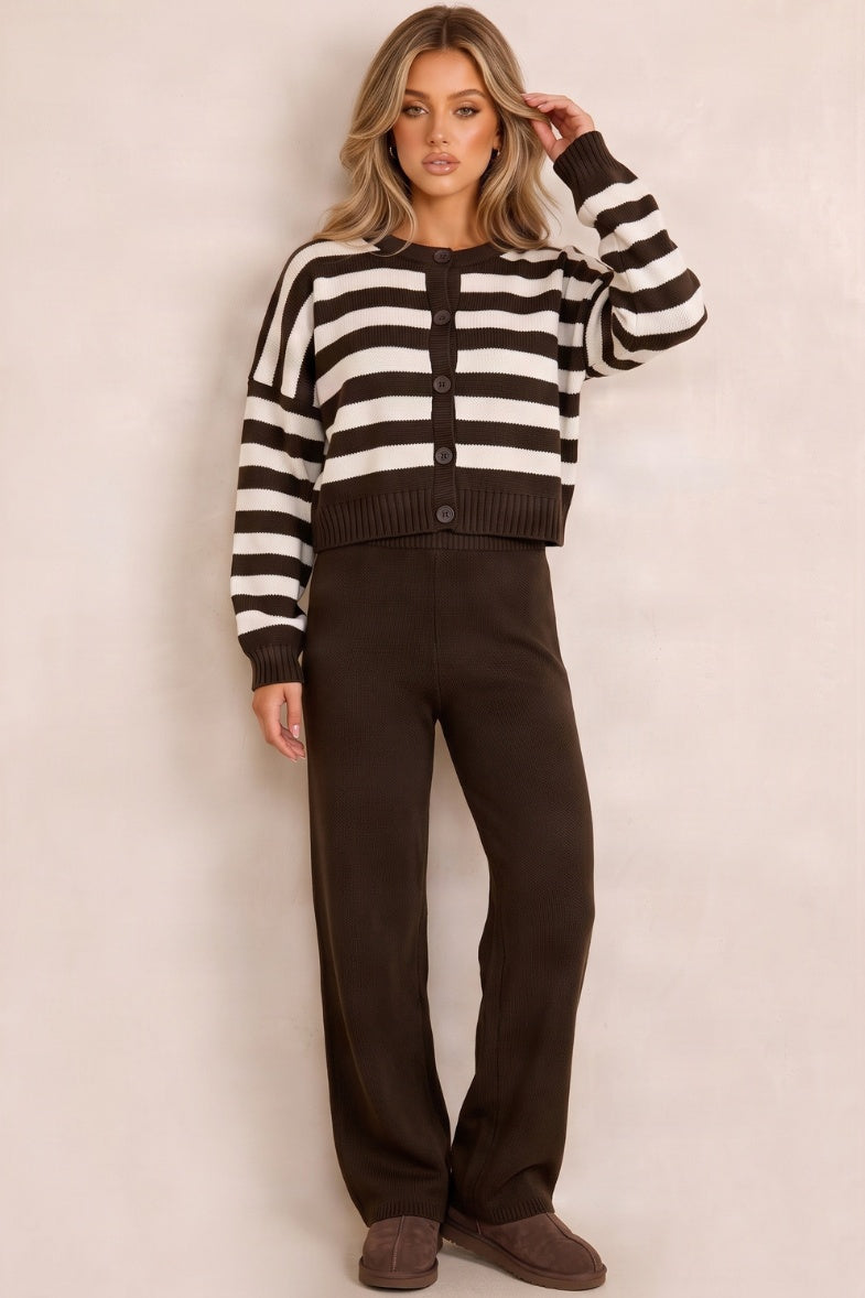 Gebreide co-ord set met gestreept vest en wijde joggingbroek in chocoladebruin en crème, gedragen, vooraanzicht