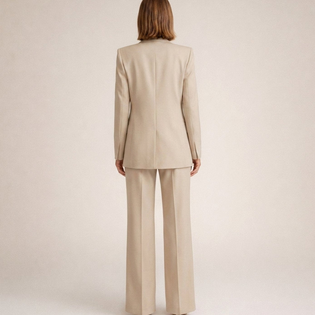 Broekpak met blazer met één knoop en wijde broek in beige, gedragen, achteraanzicht