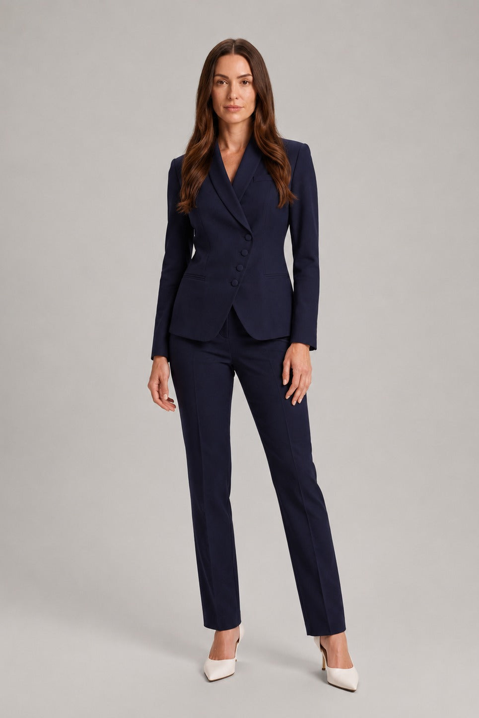 Broekpak met asymmetrische wikkelblazer en rechte broek in marineblauw, gedragen, vooraanzicht