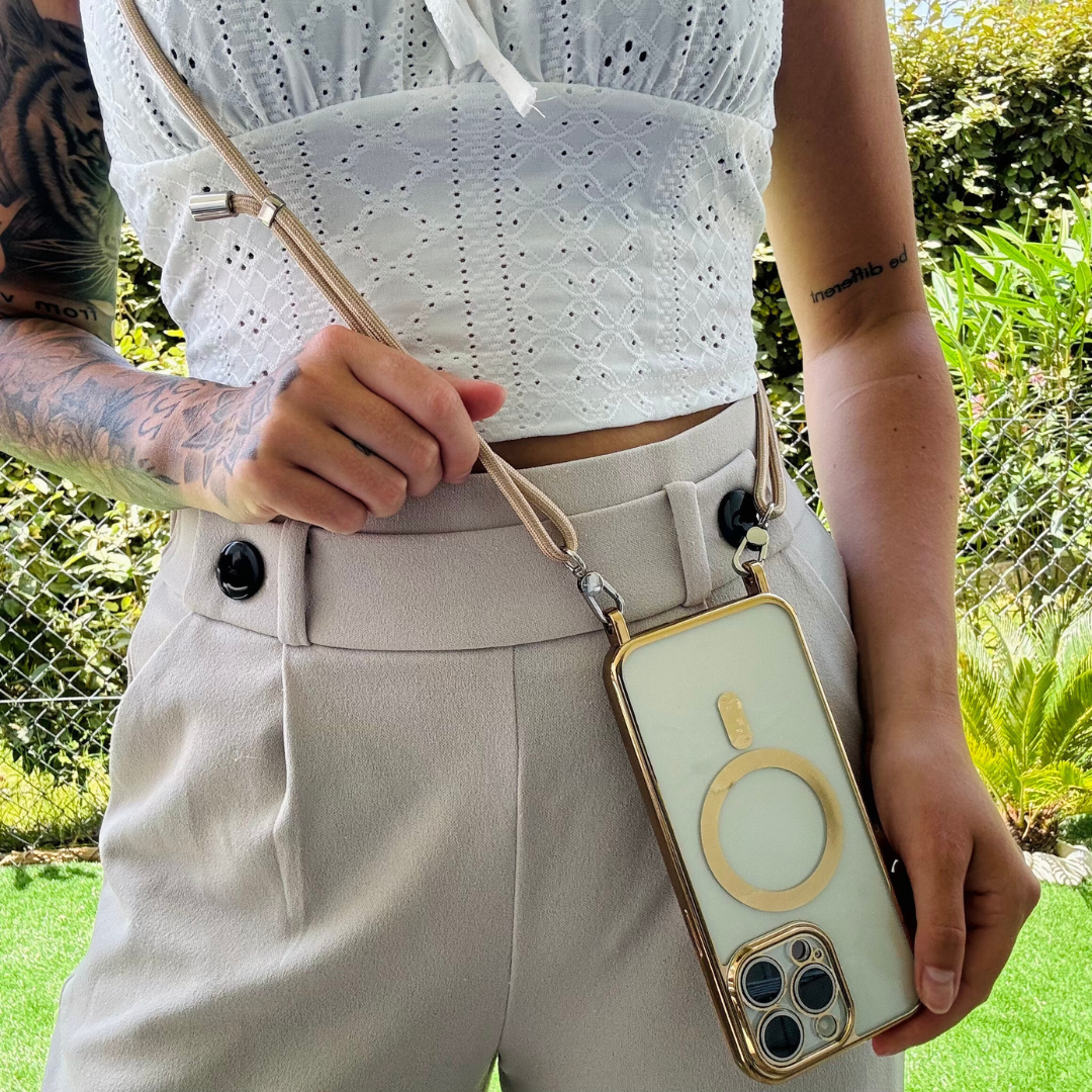 Transparant telefoonhoesje met gouden koord, gedragen om de nek | Boutique Moda