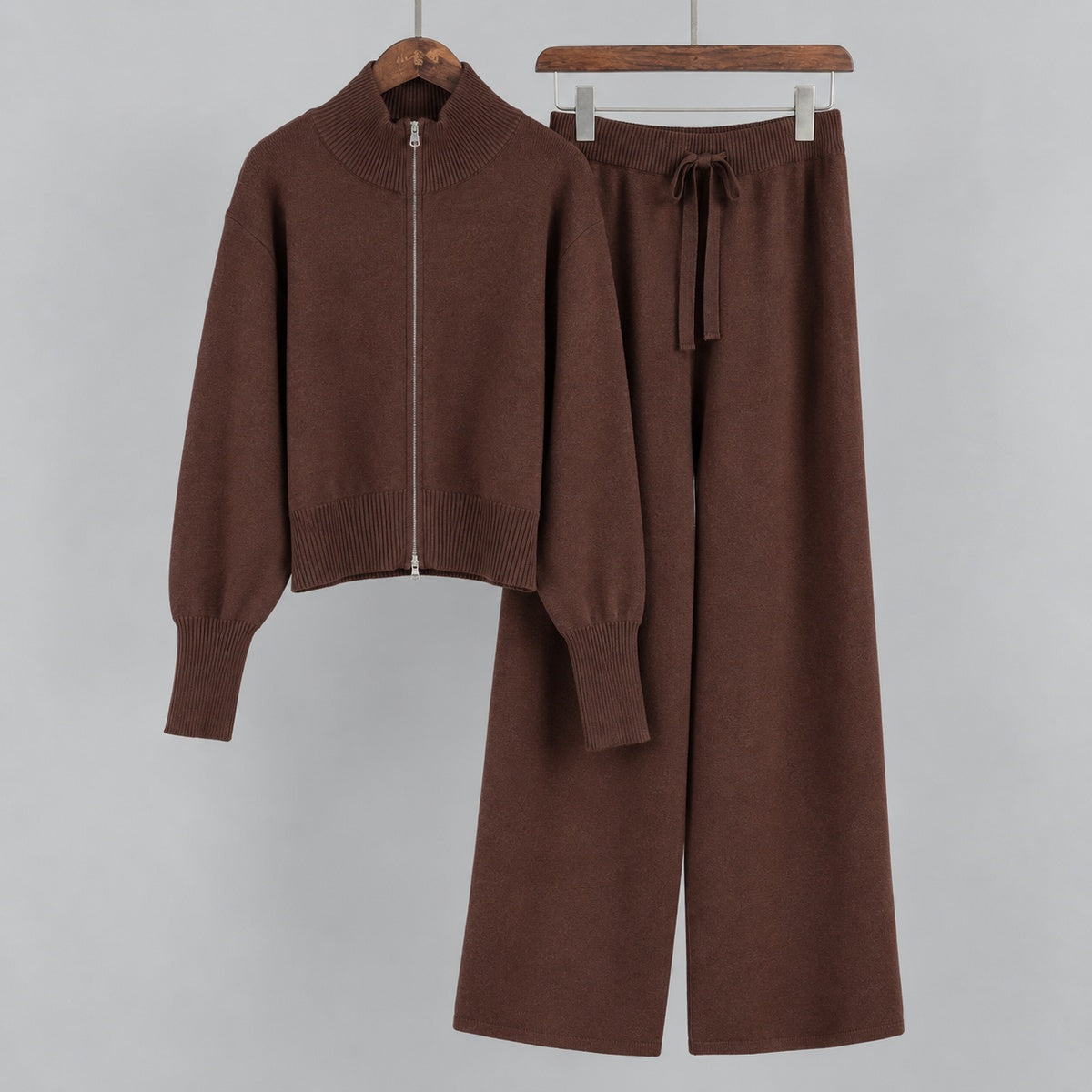 Gebreide co-ord set met ritsvest en wijde broek in bruin, beide delen op hangers