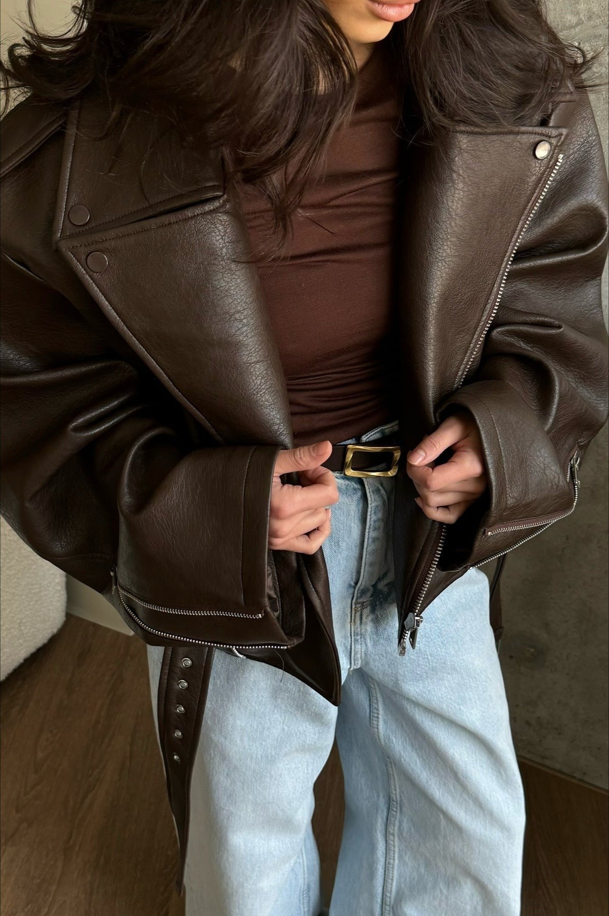 Close-up van de revers, rits en sierstiksels