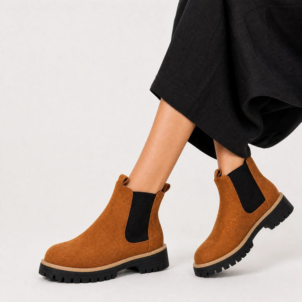 Bruine Chelsea boots met profielzool, gedragen met wijde broek