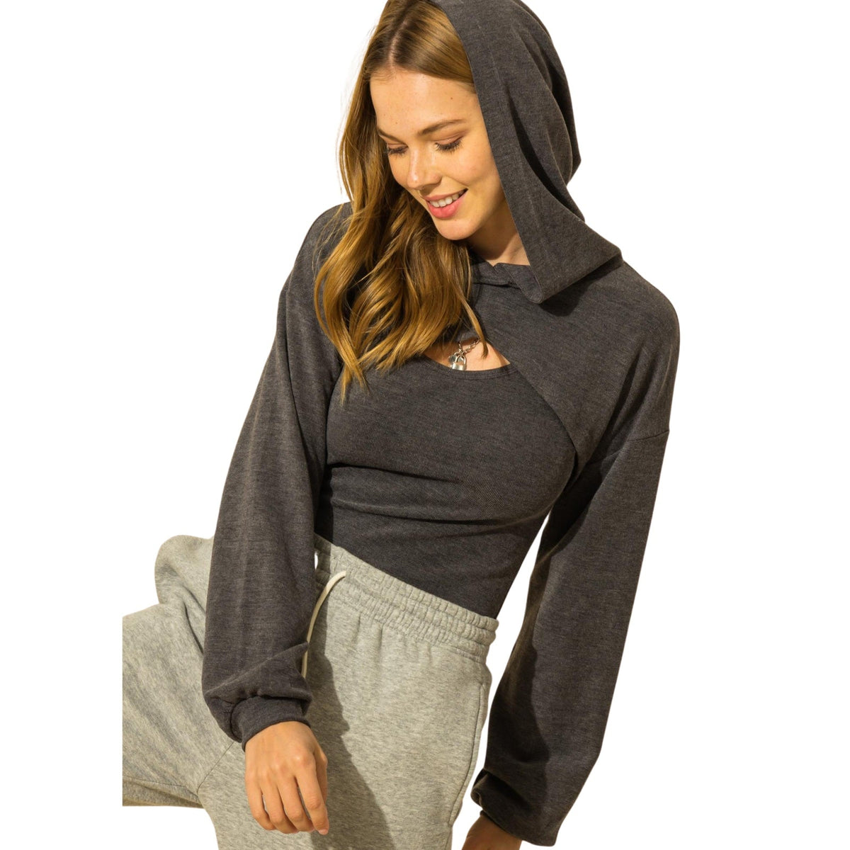 Tweedelige set met korte hoodie-bolero en tanktop in antraciet, gedragen met de capuchon op
