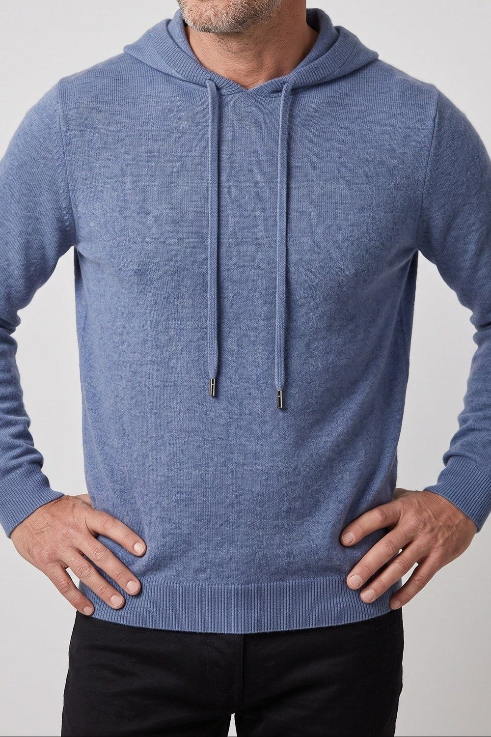 Gebreide trui met capuchon voor heren in blauw, gedragen, voorkant