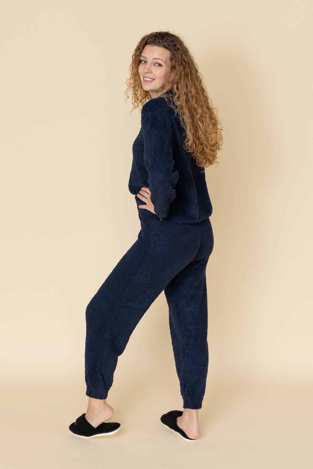 Fluffy huispak in marineblauw, achteraanzicht met blik over de schouder