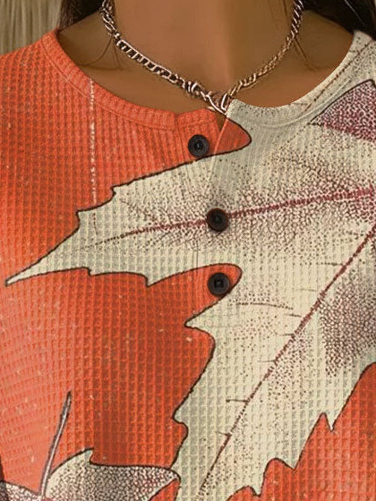 Wafeltrui met bladerprint in oranje, close-up