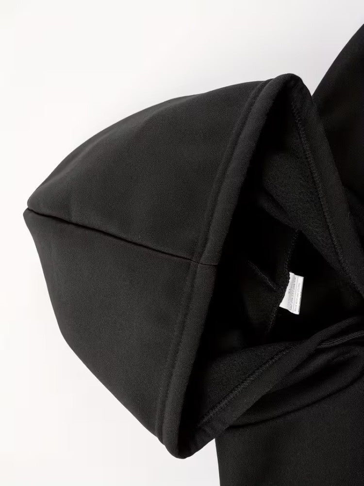 Winterhoodie met zachte voering voor heren in zwart, close-up van de capuchon
