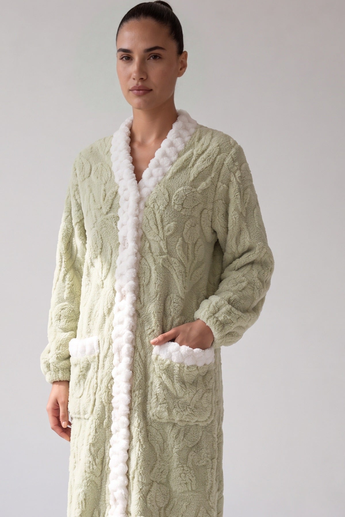 Fleece nachthemd met knoopsluiting, V-hals en pluche rand, close-up