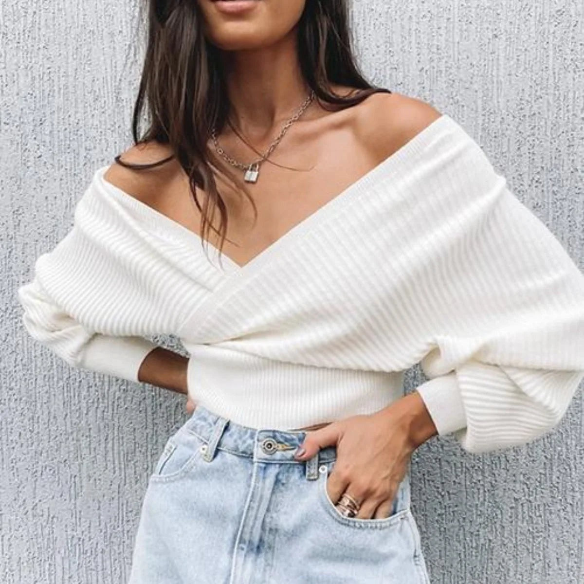 Off-shoulder trui met overslag in wit, close-up van de overslag