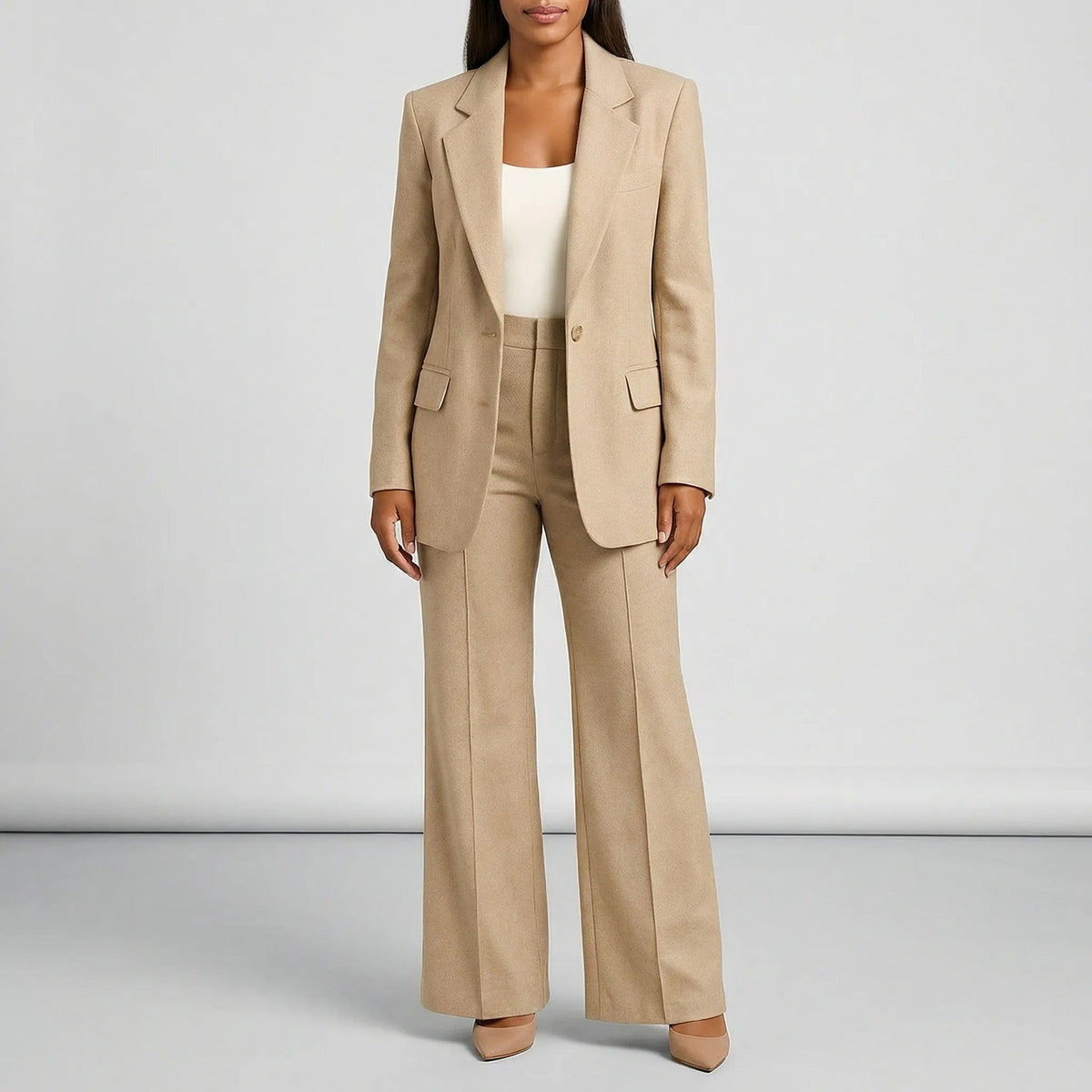 Broekpak met lange blazer en wijde broek in beige, dichtgeknoopt gedragen, vooraanzicht