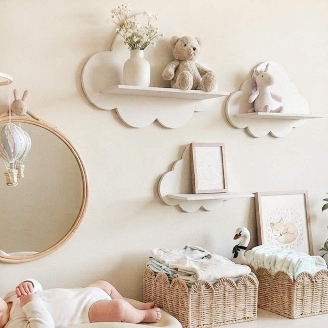 Set van 3 wolkenplankjes in wit, aan de muur in een babykamer