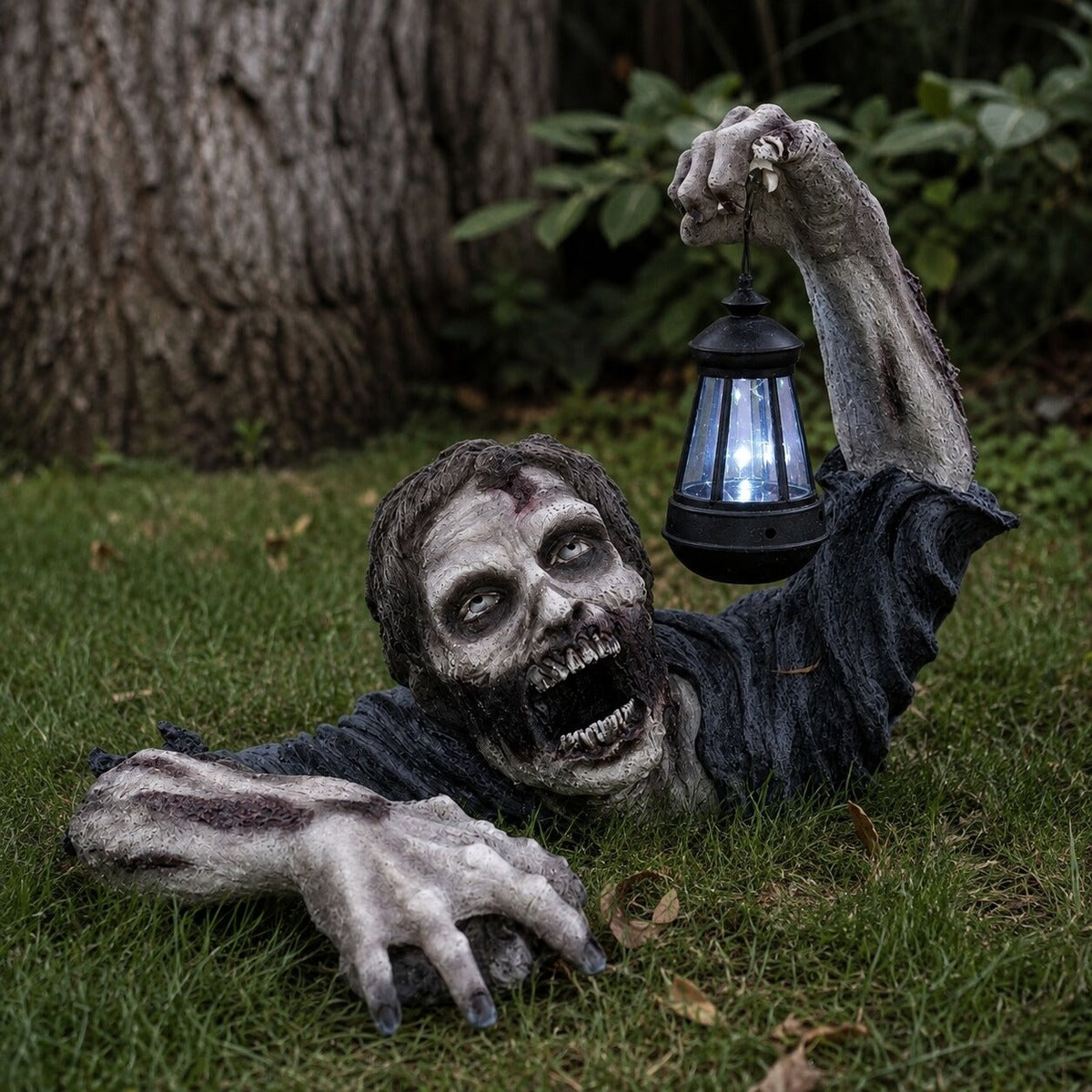 Zombiefiguur met brandende lantaarn op het gras in de tuin