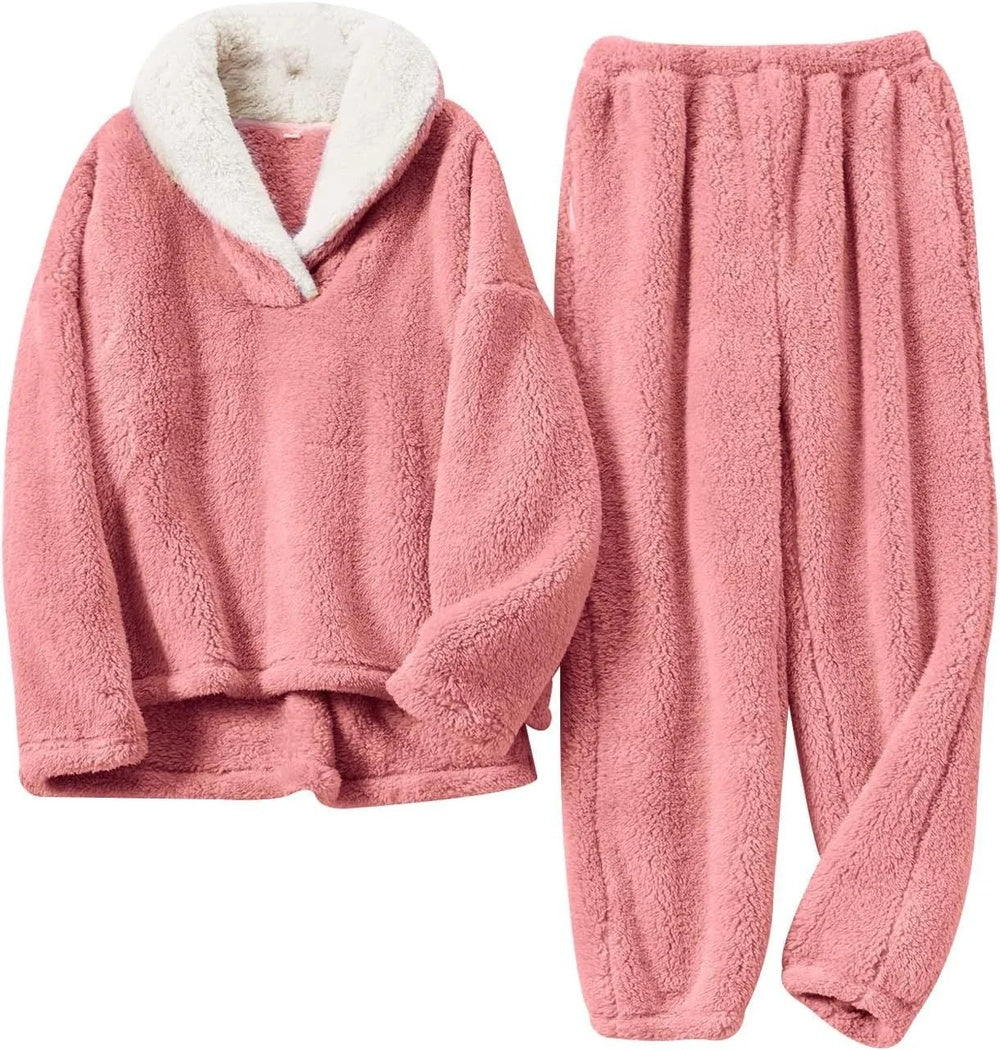 Fleecepyjama in roze met teddytrui, crèmekleurige sjaalkraag en broek met boorden, plat neergelegd