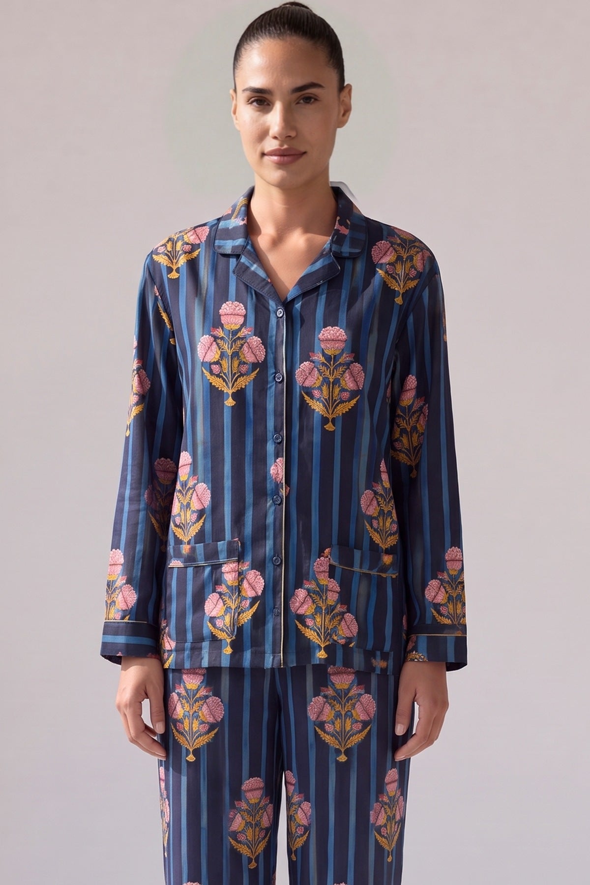 Pyjamablouse met reverskraag, contrastbiezen en opgestikte zakken, close-up