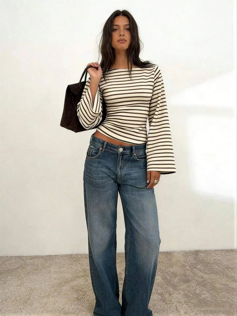 Gestreepte longsleeve met boothals in crème-bruin, gedragen, van top tot teen