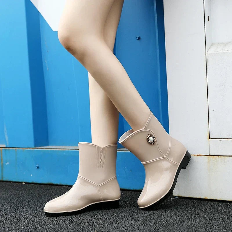 Glanzende halfhoge regenlaarzen met sierbroche in beige, gedragen