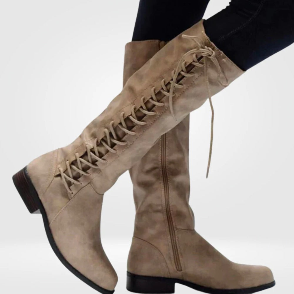 Beige knielaarzen met veters en binnenrits, gedragen