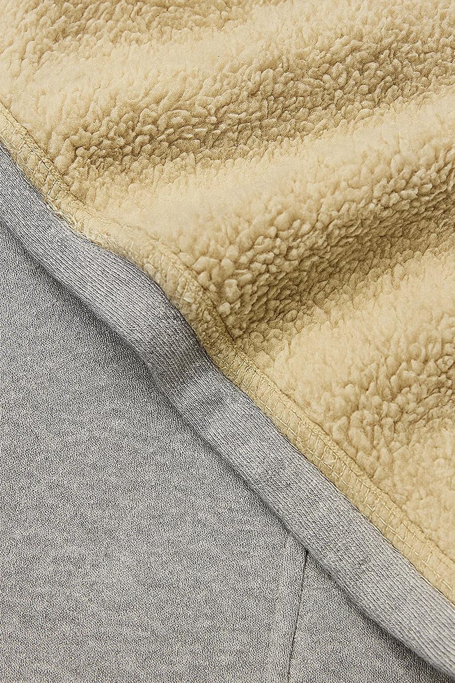 Gevoerd vest met capuchon voor heren in grijs, close-up van de teddyvoering