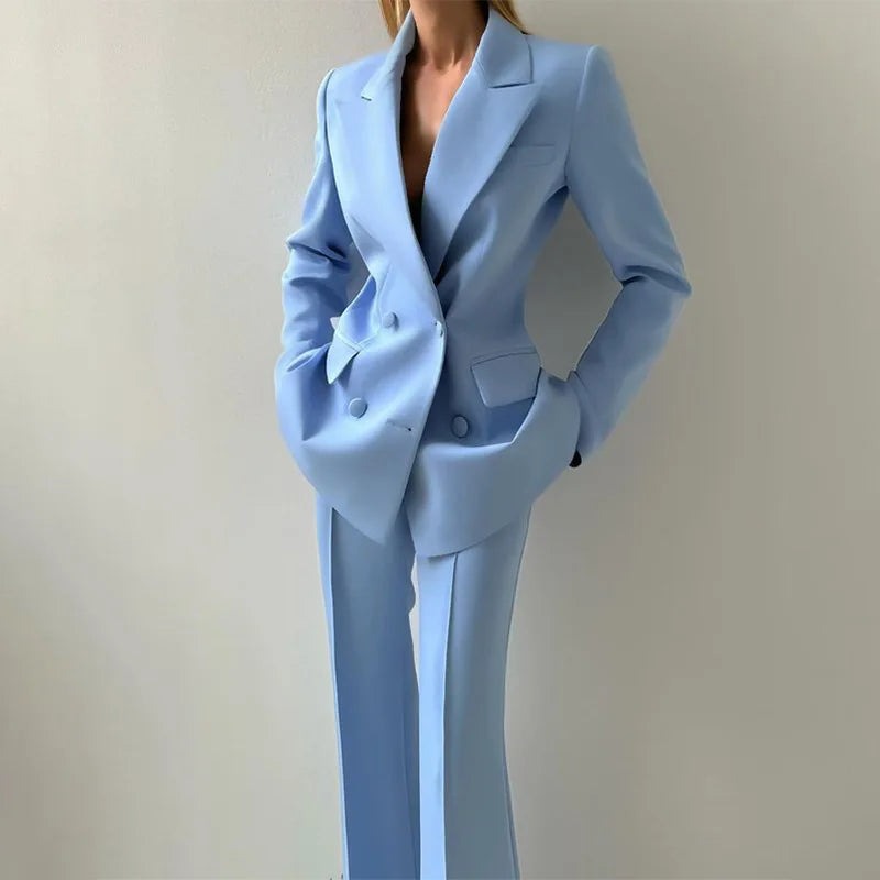 Driedelig broekpak met bustier, flared broek en blazer in lichtblauw, gedragen met de blazer aan