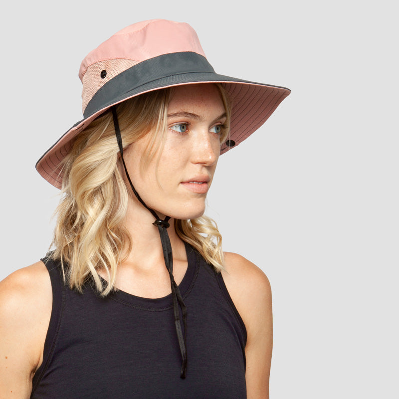 Roze brede-rand zonnehoed met grijze rand, gedragen door blonde vrouw met kinband | Boutique Moda