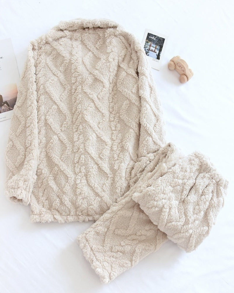 Crèmekleurige fleece pyjama met kabelpatroon, achterkant van de top, plat neergelegd