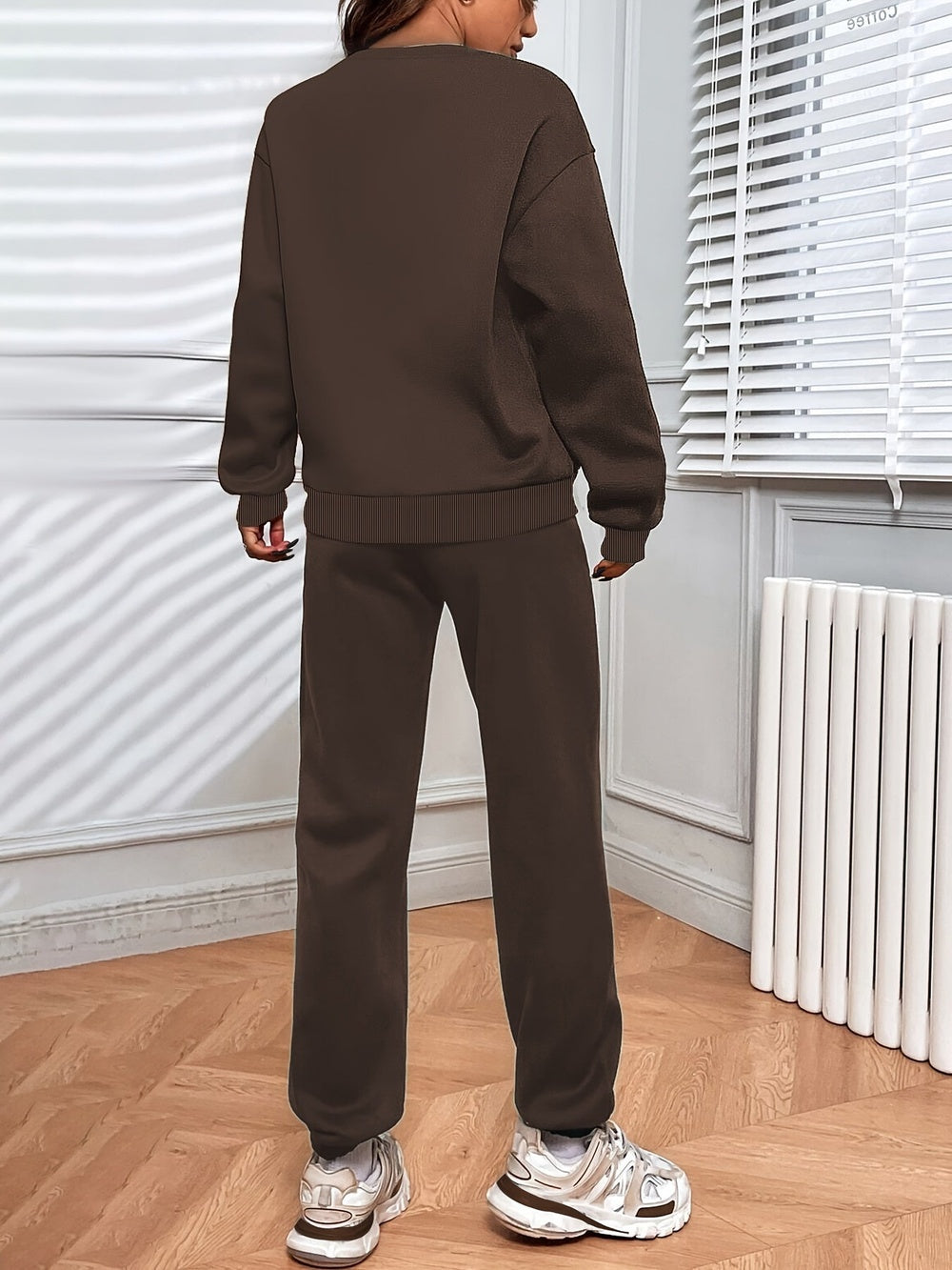 Oversized joggingpak in donkerbruin, achteraanzicht