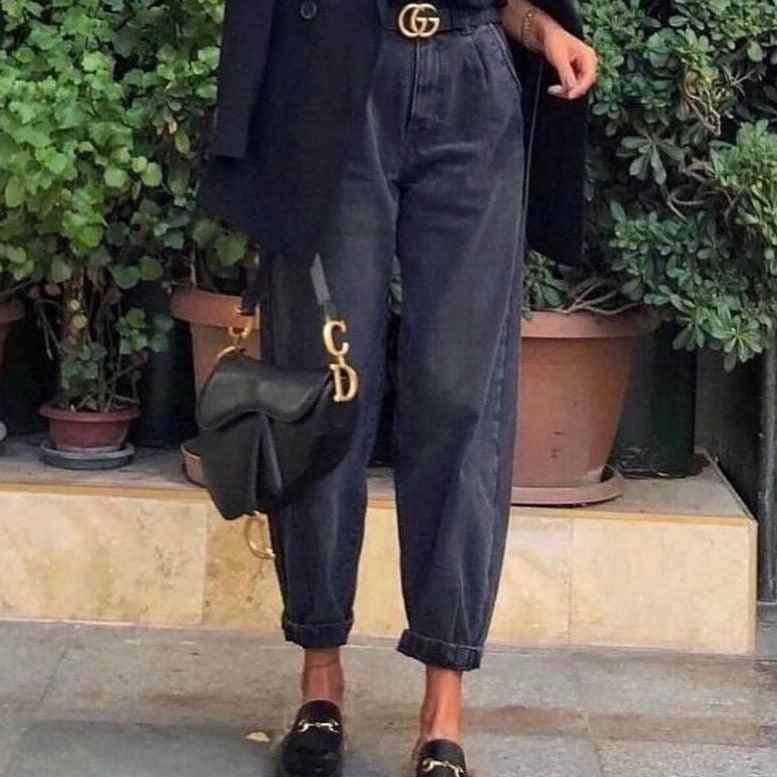 Antraciet barrel jeans met loafers en een blazer