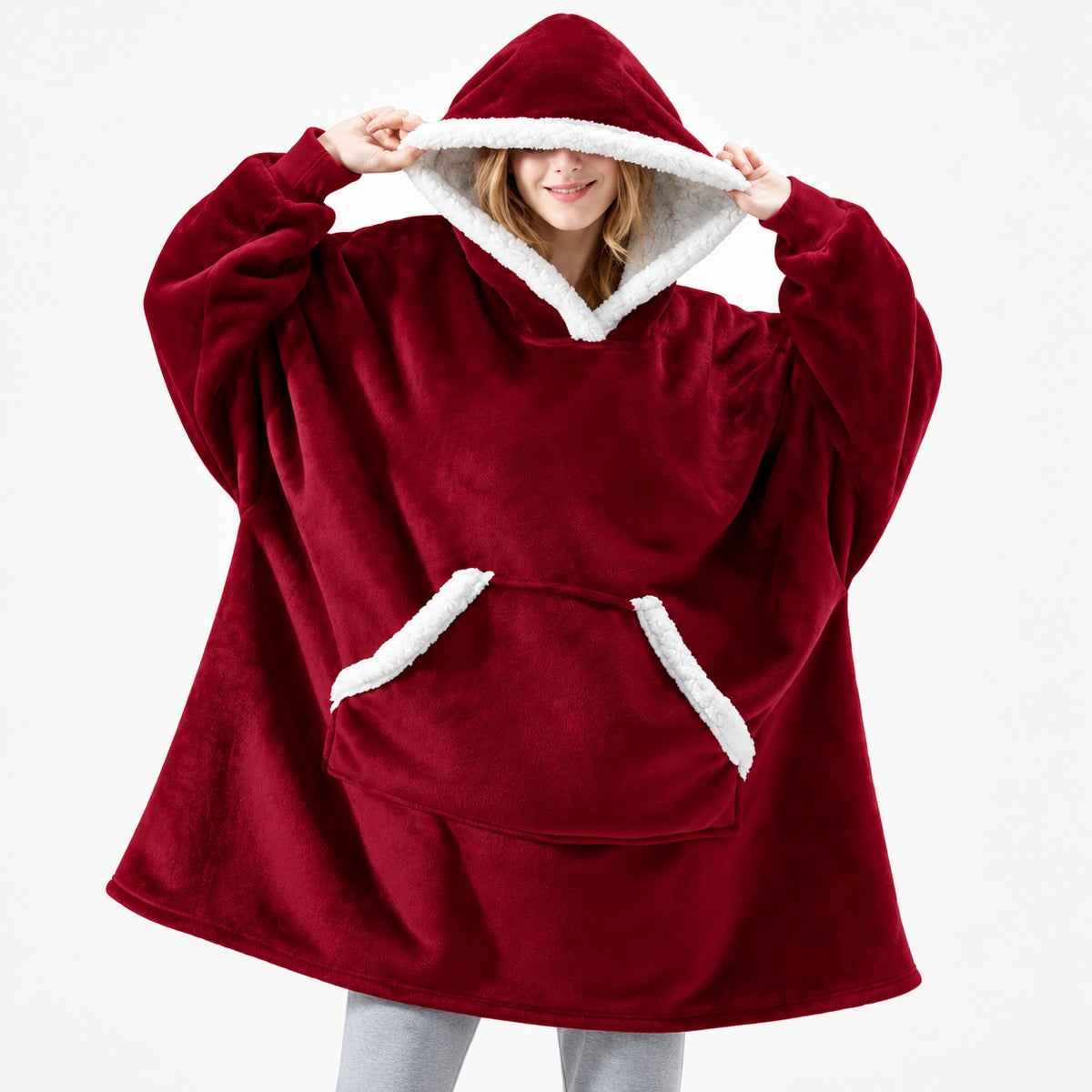 Donkerrode oversized hoodie deken met capuchon, gedragen door vrouw | Boutique Moda