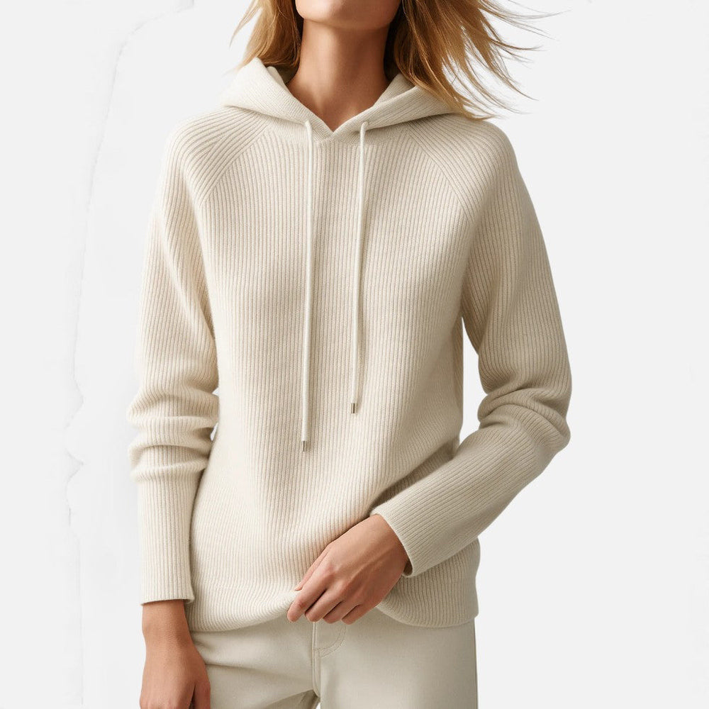 Vrouw in een gebroken witte hoodie met koord, handen voor het lichaam | Boutique Moda