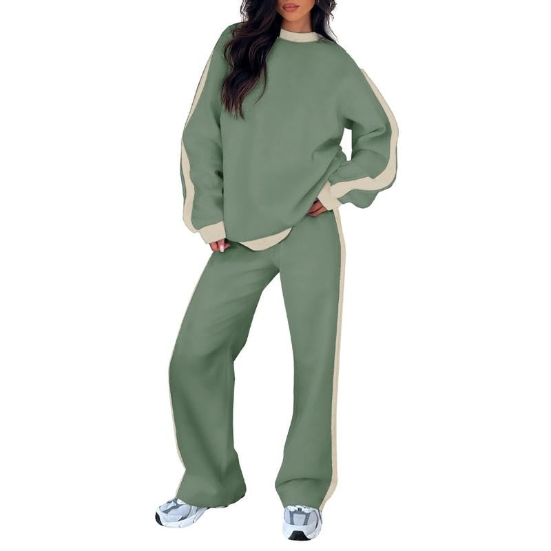 Joggingpak met zijstreep, sweater en rechte broek in saliegroen, gedragen, vooraanzicht