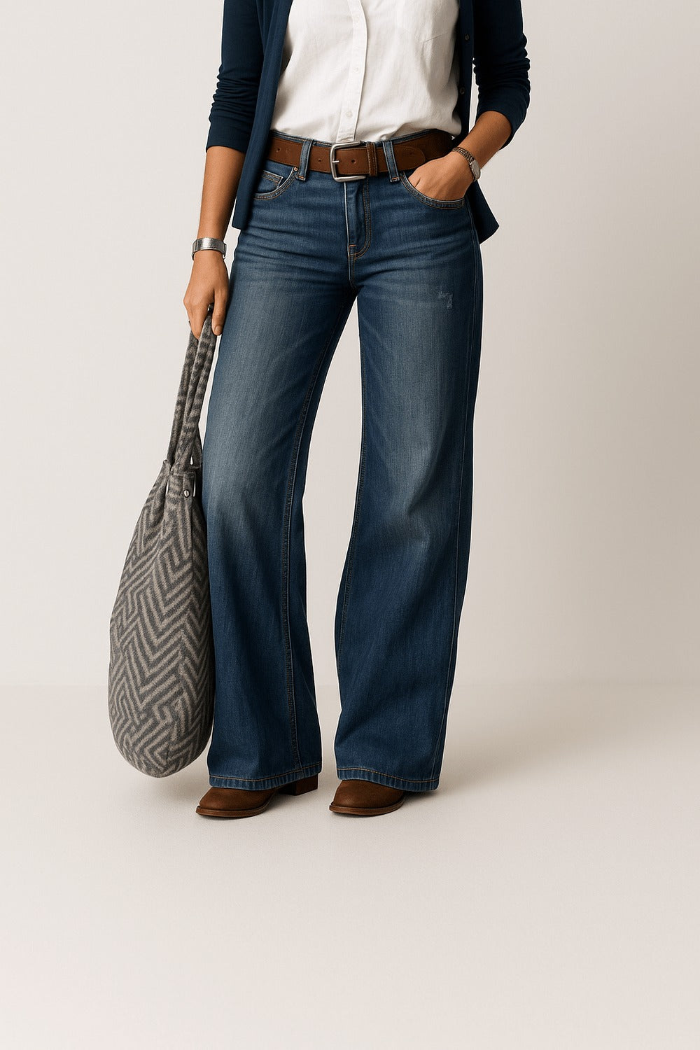 Damesjeans met wijde pijpen in blauw, gedragen, vanaf de taille