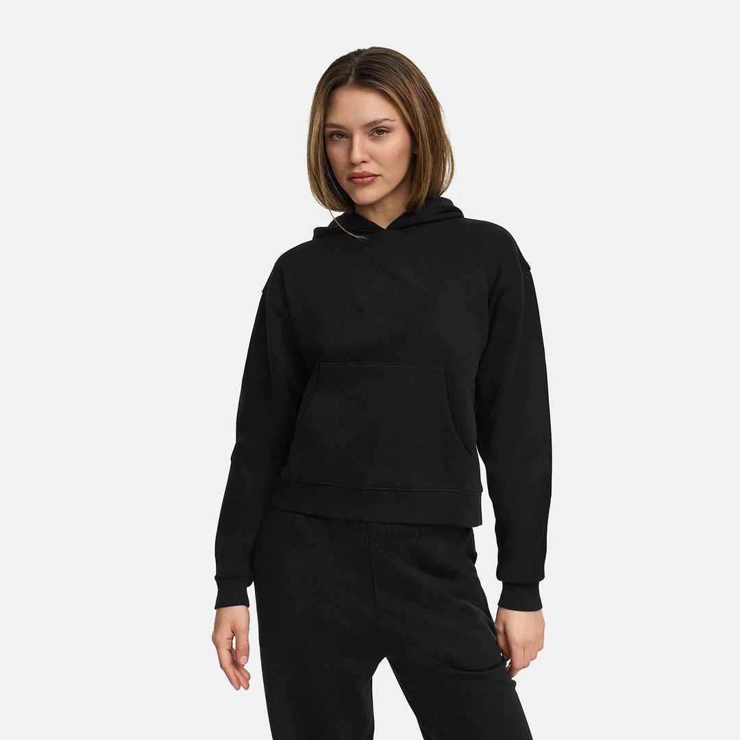 Vrouw in een zwarte sweater met capuchon en kangoeroezak, met een bijpassende broek | Boutique Moda
