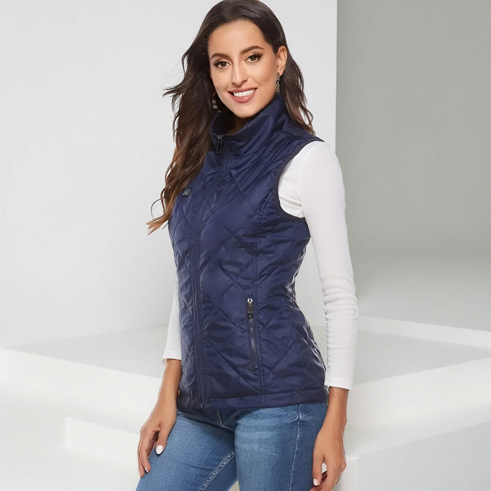 Vrouw in een marineblauwe doorgestikte bodywarmer