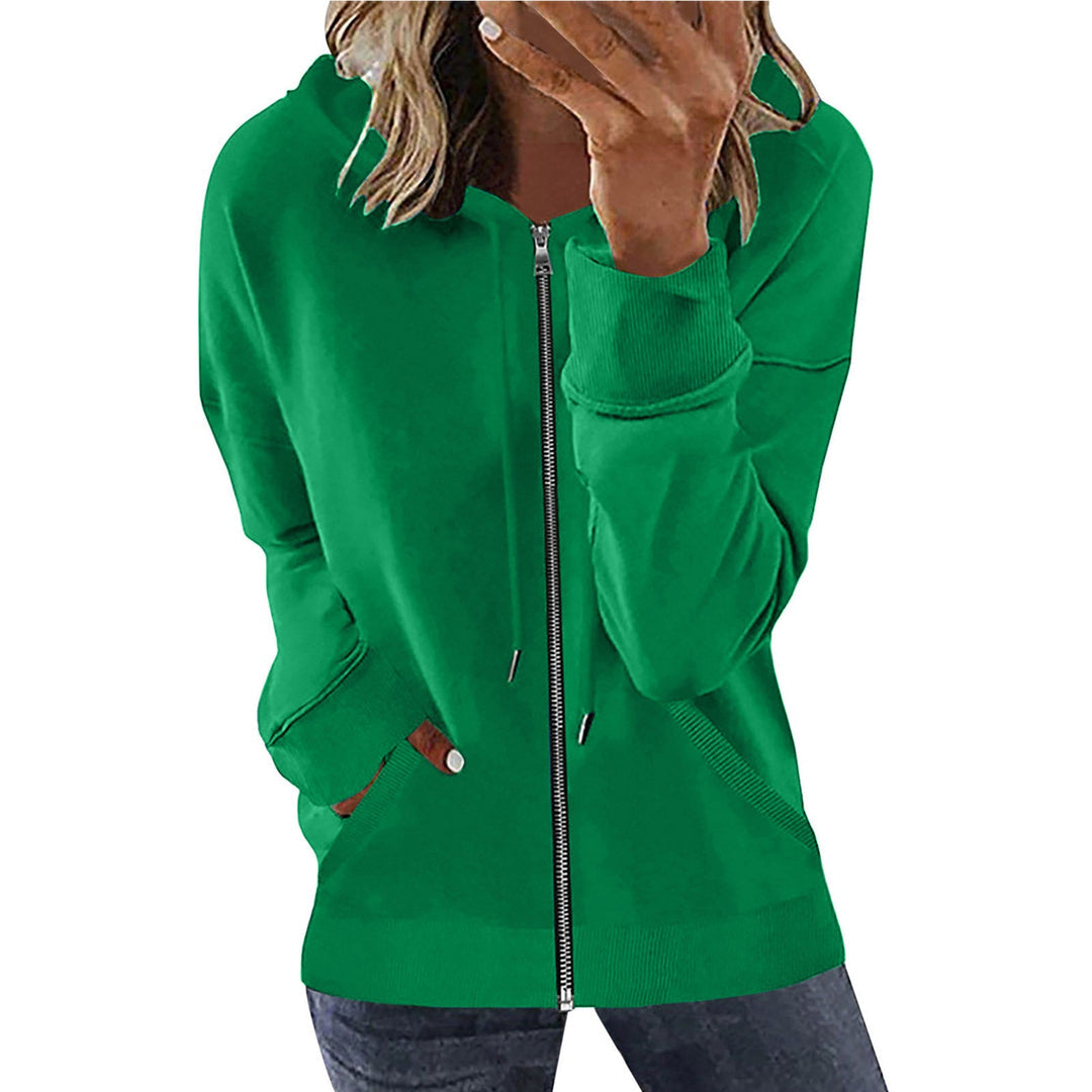 Vrouw in een groen sweatvest met koord en metalen uiteinden aan de koorden | Boutique Moda