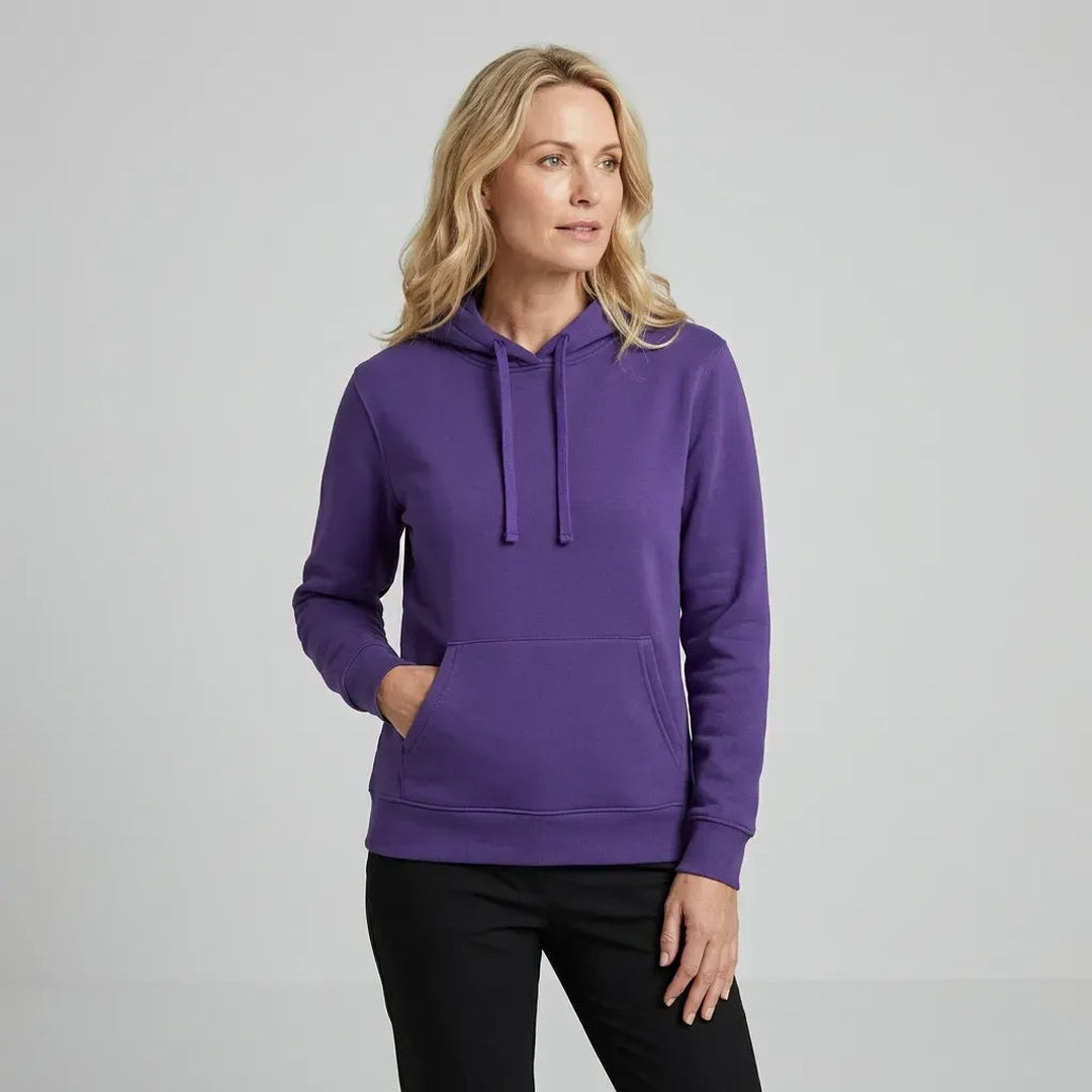 Vrouw draagt paarse hoodie met kangoeroezak, studiofoto van voren | Boutique Moda